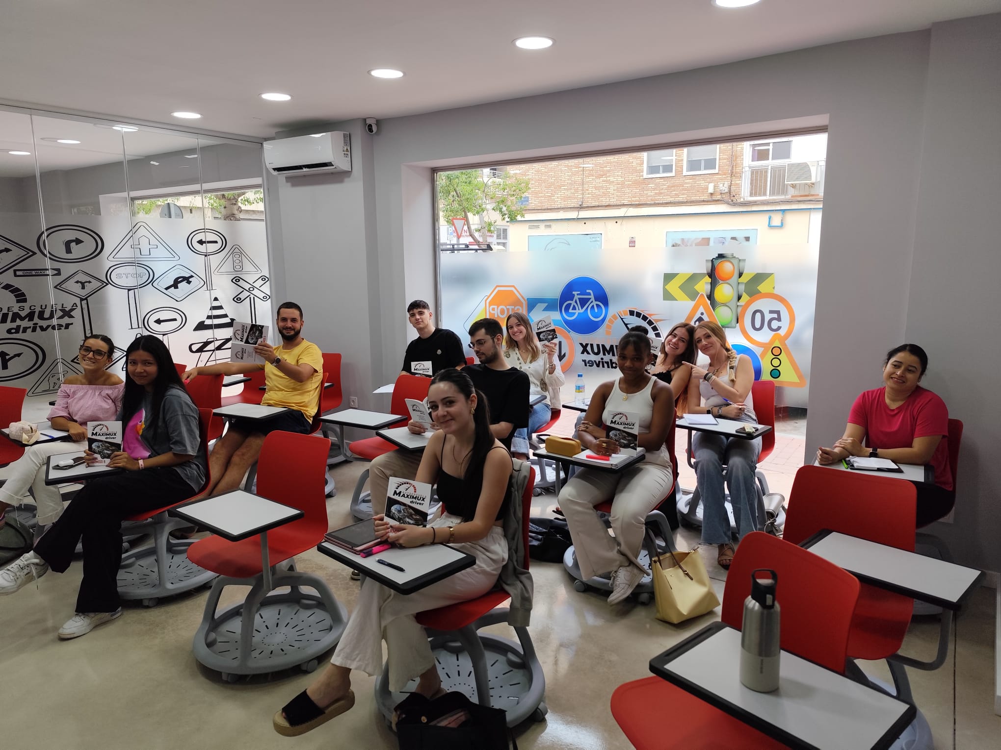 Clase teórica presencial con alumnos en Autoescuela Maximux Driver Murcia