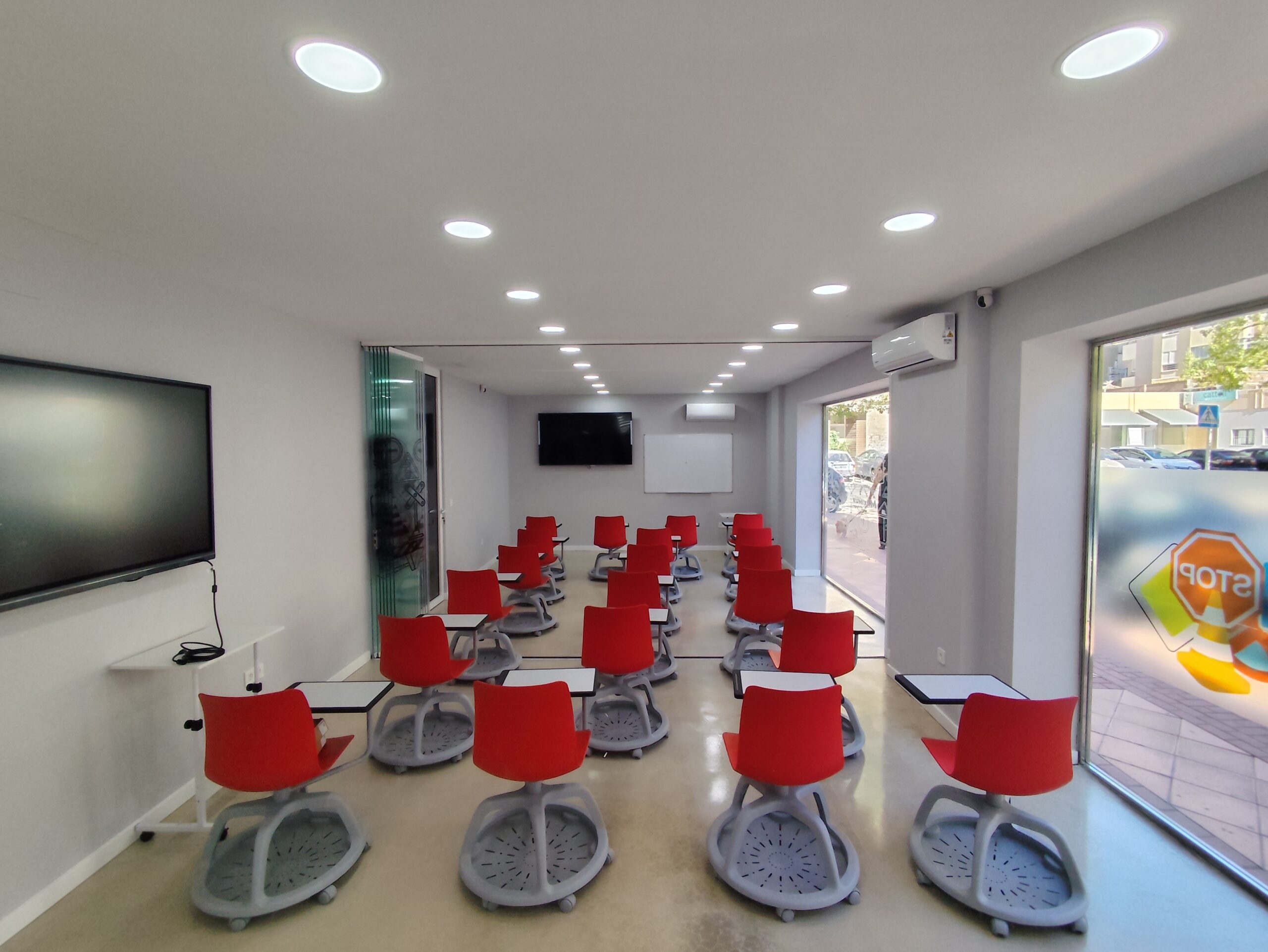 Clase teórica con alumnos en Autoescuela Maximux Driver