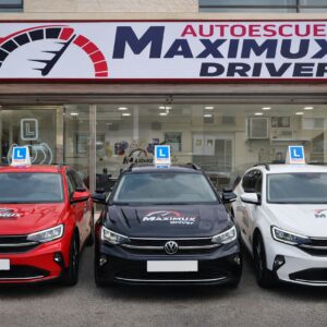 Fachada Autoescuela Maximux Driver en Murcia con coches de prácticas