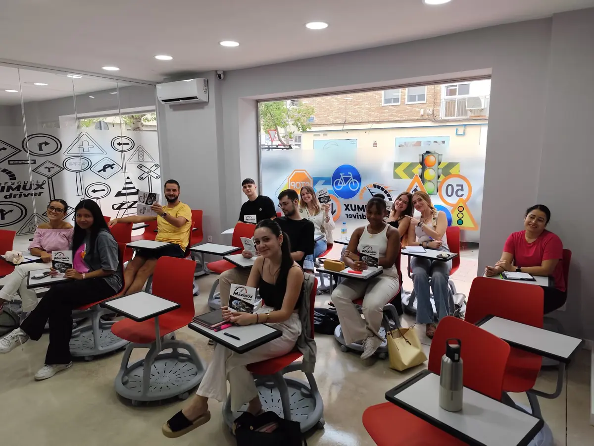 Teórico MAX presencial en Maximux Driver Murcia — Isidoro dando clase
