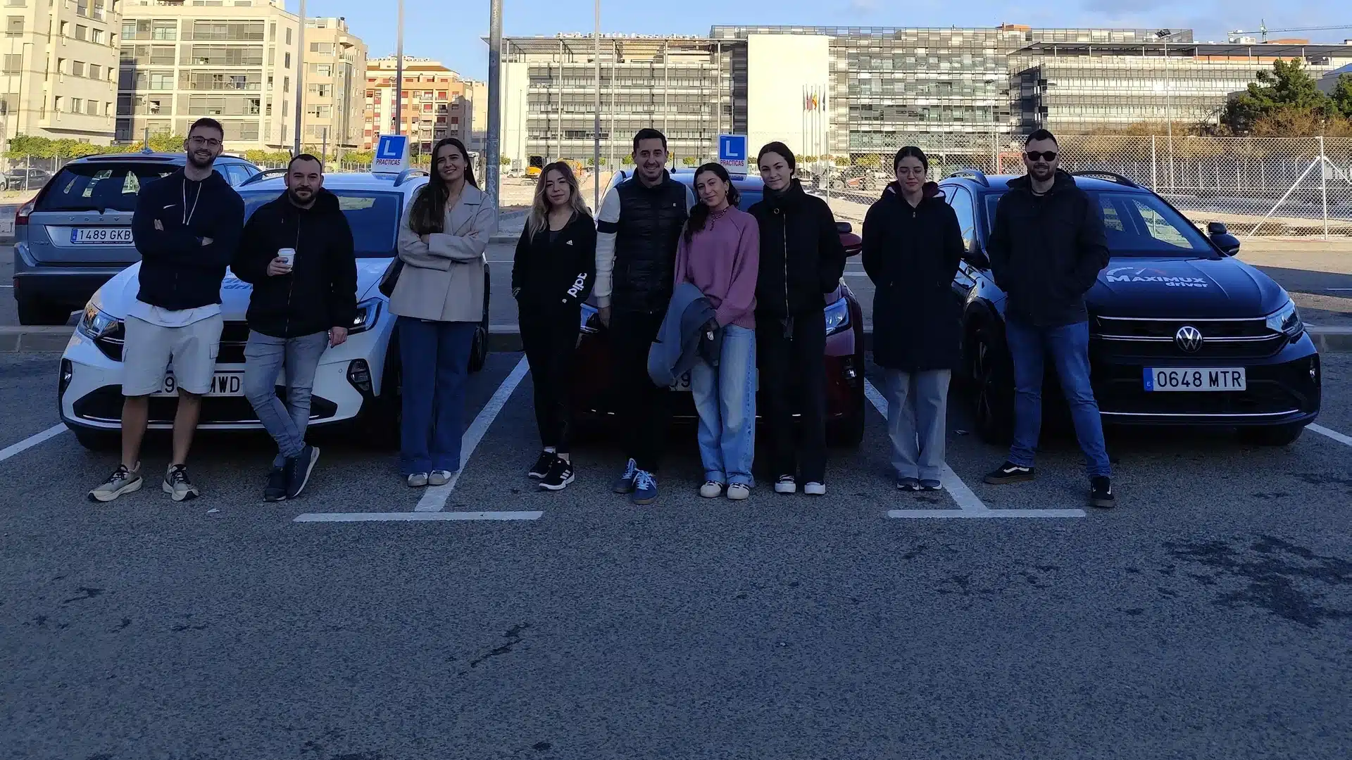 Equipo de instructores y alumnos de Maximux Driver en el parking de Príncipe de Asturias, Murcia