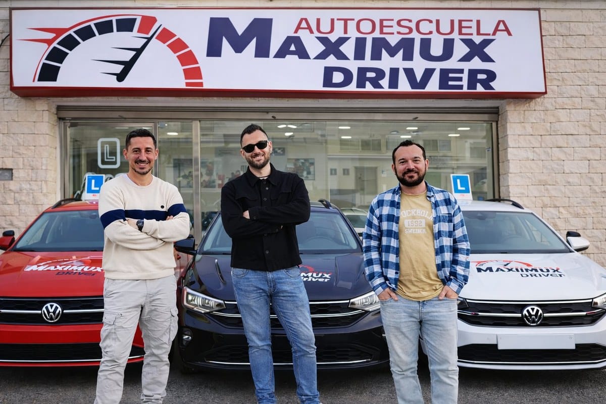 Equipo de Autoescuela Maximux Driver en Murcia: Isidoro Morales director, Miguel Galiano y Julio profesores de prácticas, frente a la fachada con los 3 coches escuela